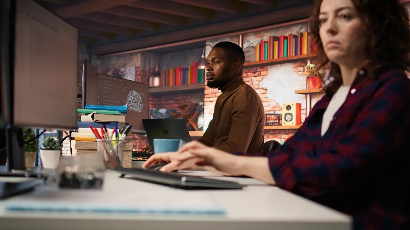 ИТ-эксперт ИИ-стартапа приходит в офис с ноутбуком.