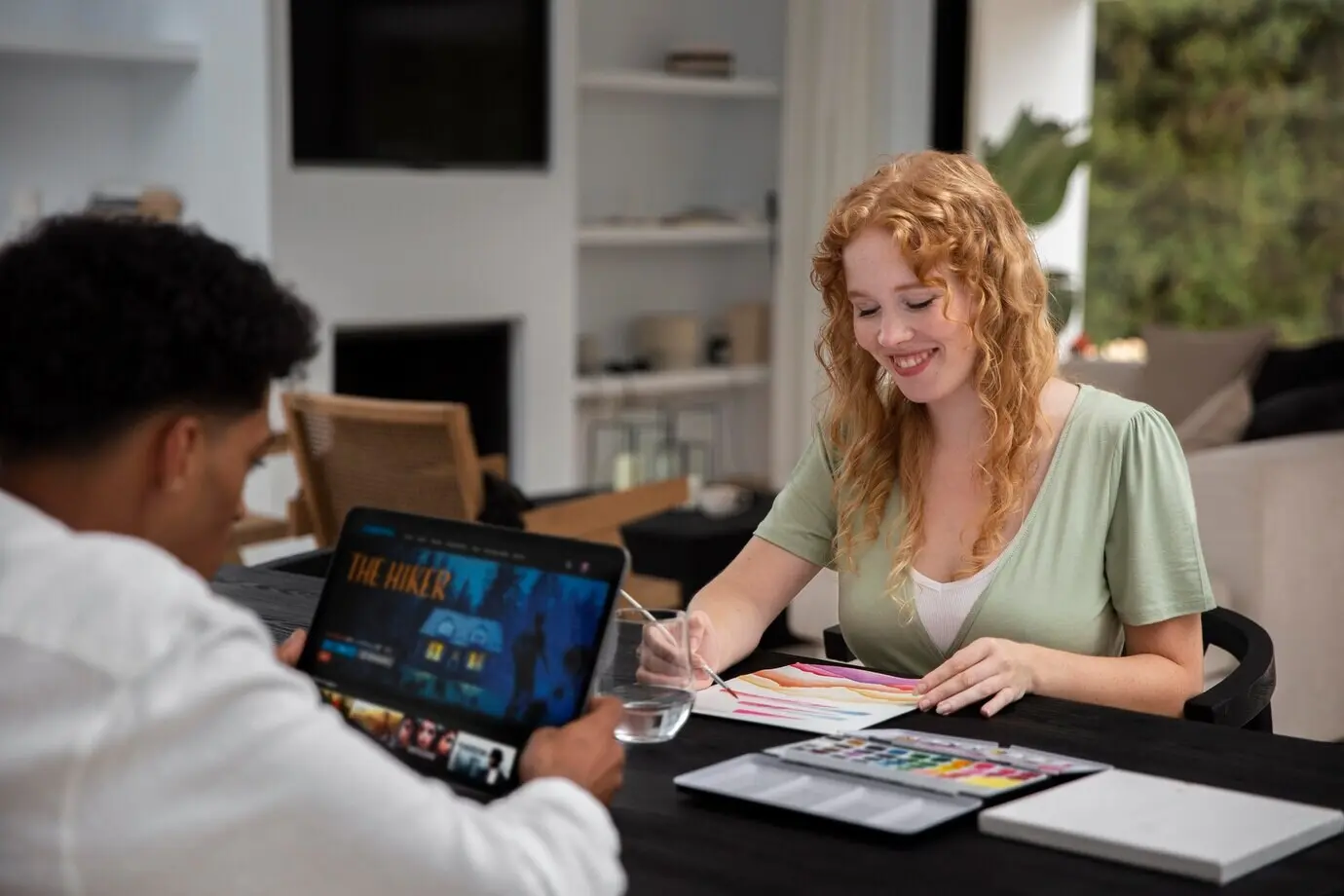 Пара, отдыхающая дома