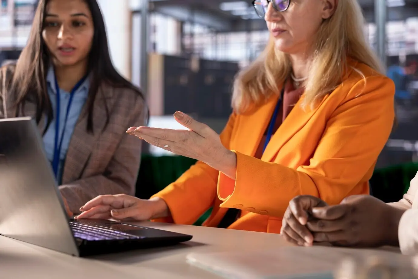 Команда женщин-руководителей вырабатывает стратегию роста бизнеса в конкурентной отрасли, демонстрируя свои...