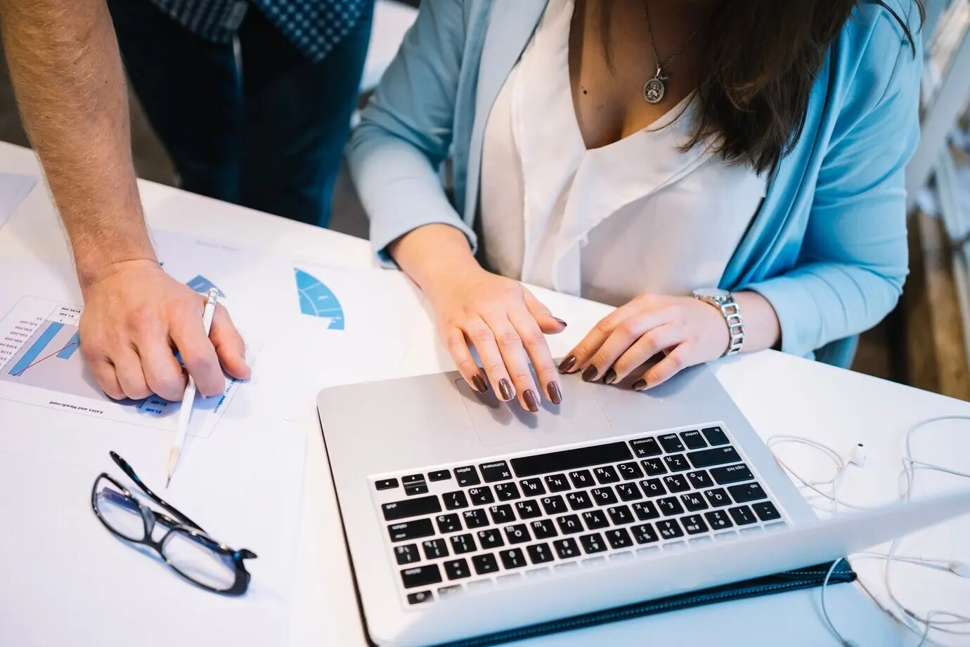 Неузнаваемые коллеги за ноутбуком