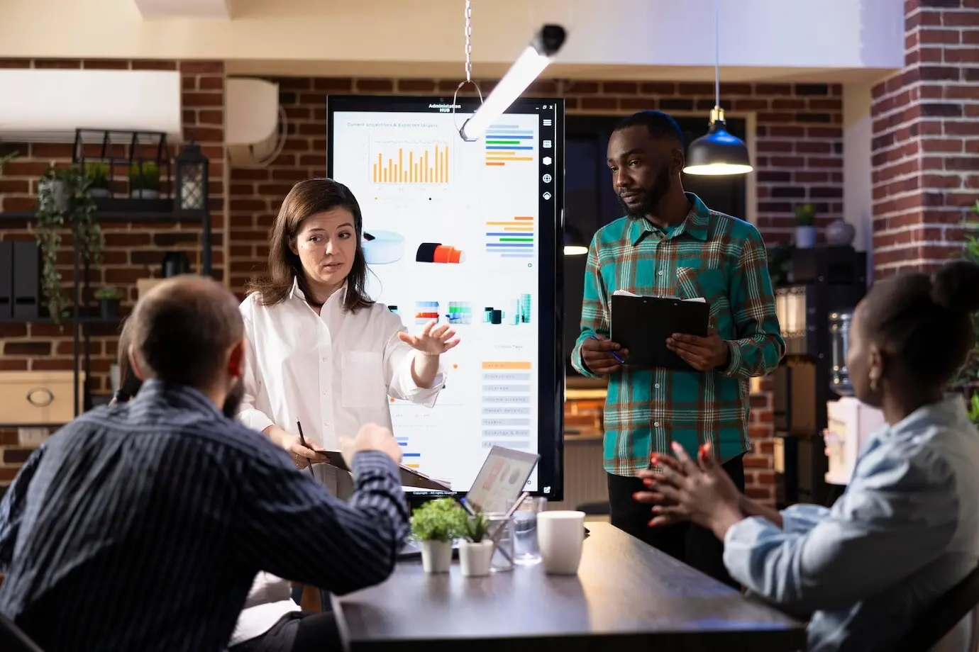 Руководители бизнеса рассматривают маркетинговые тенденции.